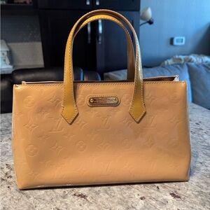 Adorable Authentic Louis Vuitton Wilshire Vernis Beige PM 👜